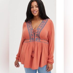 Torrid Sz 4 Babydoll Rayon Crepe Embroidered Lace-Up Top Women’s 4X, 26 Redwood